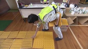 災害時に障害者が取り残されないために 西日本豪雨の教訓などから生まれた「携帯用点字ブロック」
