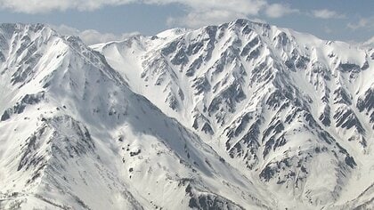 北ア白馬岳の大雪渓で倒れていた男性　他の登山者が通報　病院に搬送も心肺停止状態　単独登山で遭難か