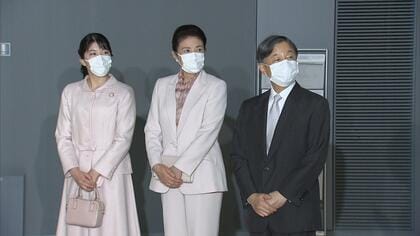 「懐かしいですね」天皇ご一家 ご結婚の装束やドレスなど思い出の品々をご覧に 皇居三の丸尚蔵館