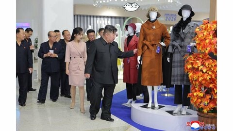 金正恩総書記が娘らとアパレル展示会を視察　靴を手に取る姿も　デザイン向上を指示