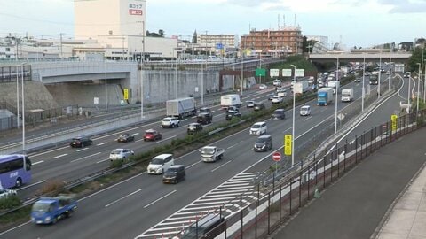 高速道路も帰省ラッシュ　東名上りは事故で10キロ渋滞　ピークは13日、中央道45キロ・東北道35キロ予想