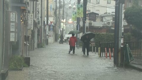 “今年一番危険”　強い雨で鶴岡八幡宮見えず　雨水が川のように流れ道路冠水　水没した車も　渋滞や路線バスも迂回　神奈川・鎌倉