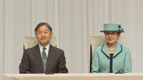 天皇皇后両陛下が「みどりの式典」へ　受賞者に歩み寄り「おめでとうございます」