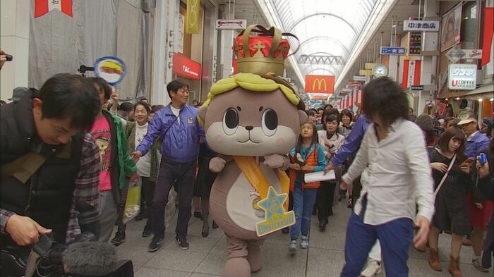 「ゆるキャラグランプリ」で優勝してパレードするしんじょう君(2016年・高知市)
