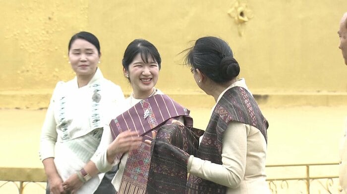 民族衣装の着付けに苦労されていた