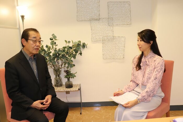 動物学者の今泉忠明先生(左)にインタビューする藤村さおりアナウンサー