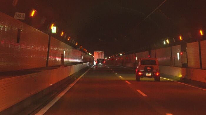 走行車線は東京電力、追い越し車線は東北電力が電気を供給