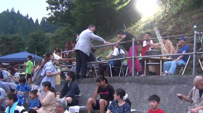 崖に登って挨拶に出向く石破氏