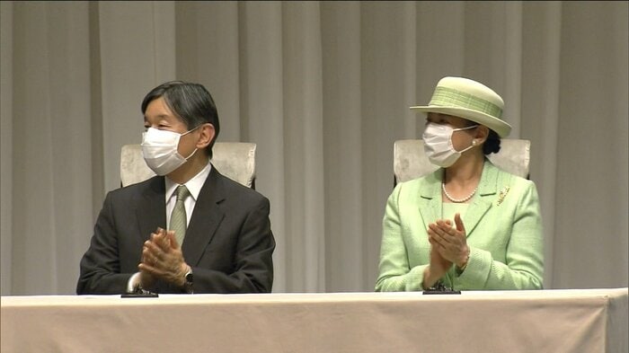 「みどりの式典」で受賞者を拍手で称えられる両陛下