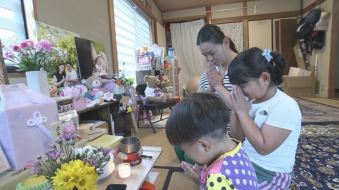 手を合わせる吉岡さん家族