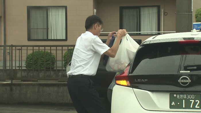 乗客の荷物を玄関まで運ぶ