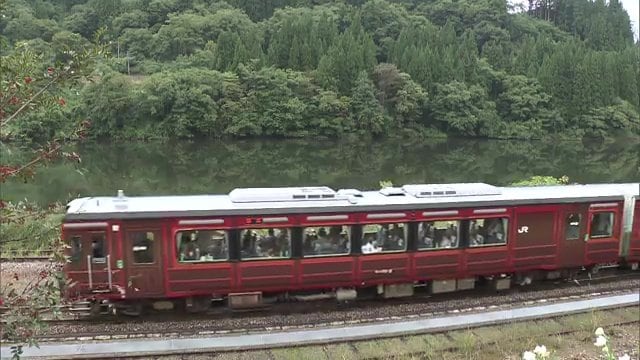 3周年を記念し運行したレトロラッピング車両(2025年10月1日)