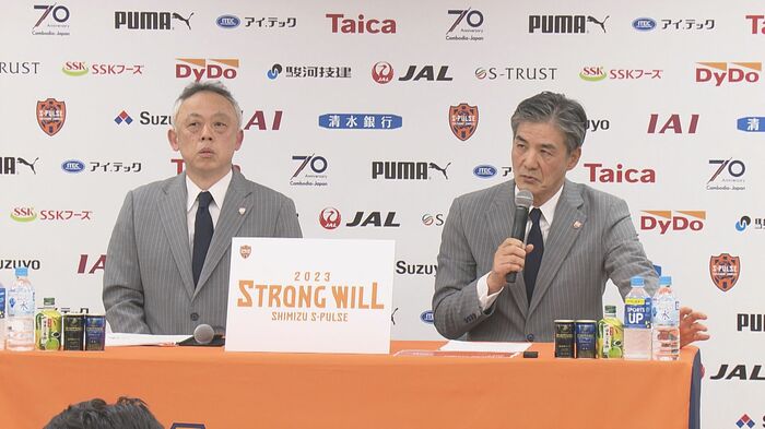 新体制を発表する大熊GM(左)と山室社長(右)