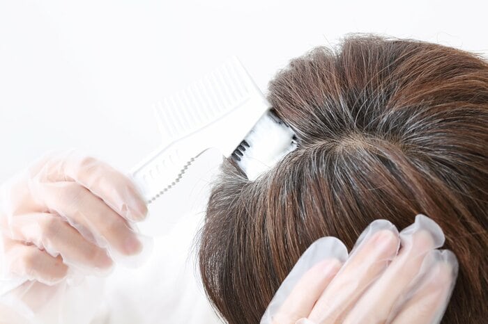 新たに生えた白髪が光り、かえって目立つことも（画像はイメージ）