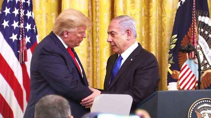 イスラエルのネタニアフ首相と中東和平案を発表するトランプ大統領(1月28日ワシントン)
