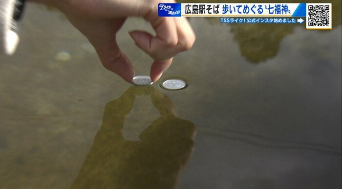 遊び心が生む小さな祝祭。浮いた一円玉が参加者の笑顔を誘う。