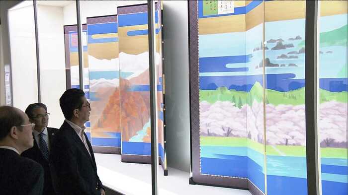 鑑賞する安倍首相(3月31日 東京国立博物館)