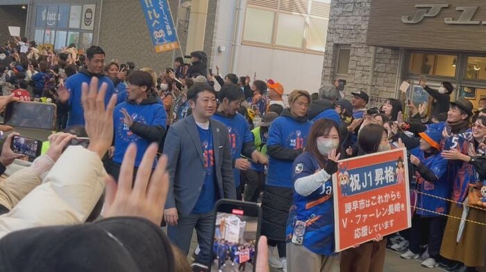 歓声にこたえる選手たち