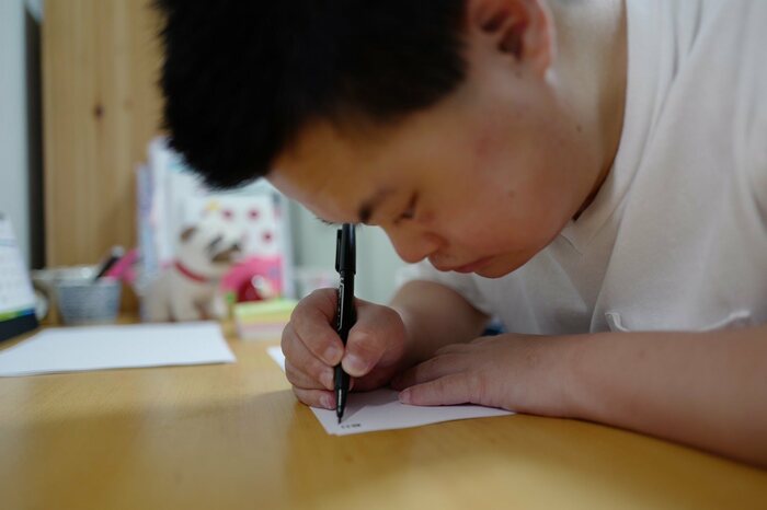 字が書けなかった弟の良太さん。見よう見まねでノンブルを書いた