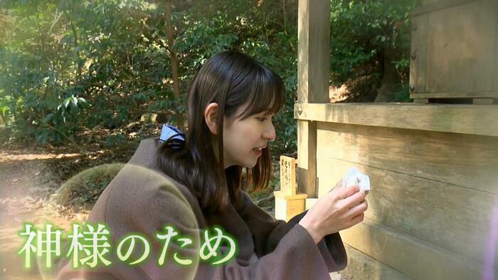 石を磨く小倉彩瑛アナウンサー