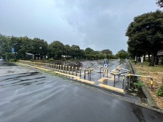 災害復旧用の大型車両が通行できよう幅広の出入り口