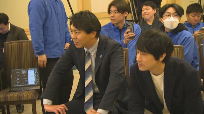 支援者と開票状況を見守る古井氏