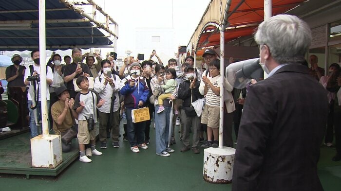 “最後”の瞬間に立ち会う大勢の人