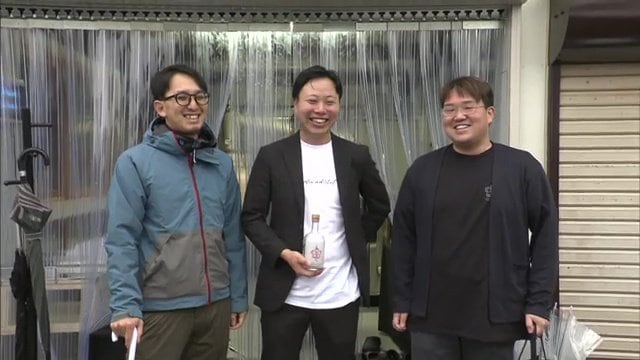開所式 完成を祝う支援者と
