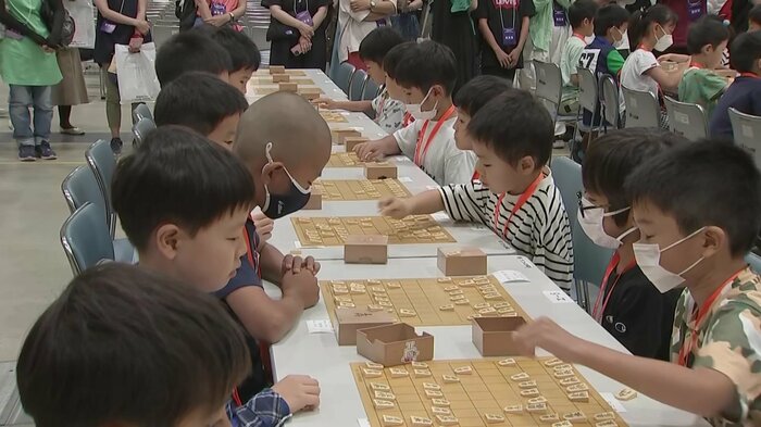 真剣な表情で指す子どもたち