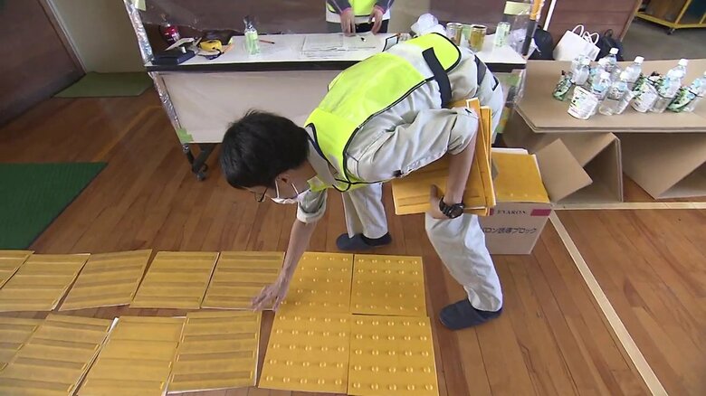 災害時に障害者が取り残されないために　西日本豪雨の教訓などから生まれた「携帯用点字ブロック」｜FNNプライムオンライン