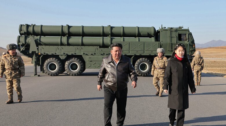 北朝鮮が改良型「大型ロケット砲」4発を試験発射　金正恩総書記と娘“ジュエ氏”が立ち会い｜FNNプライムオンライン