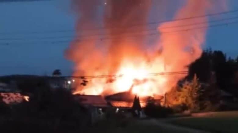 矢巾町で住宅1棟全焼 2人死亡　80代と60代の親子か　身元の確認と出火原因調査　岩手県｜FNNプライムオンライン
