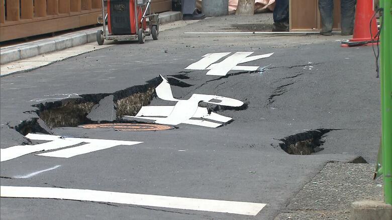 横浜駅近くで道路陥没　繁華街で4〜5mにわたり沈下　交通規制続く　これまでに被害報告なし｜FNNプライムオンライン