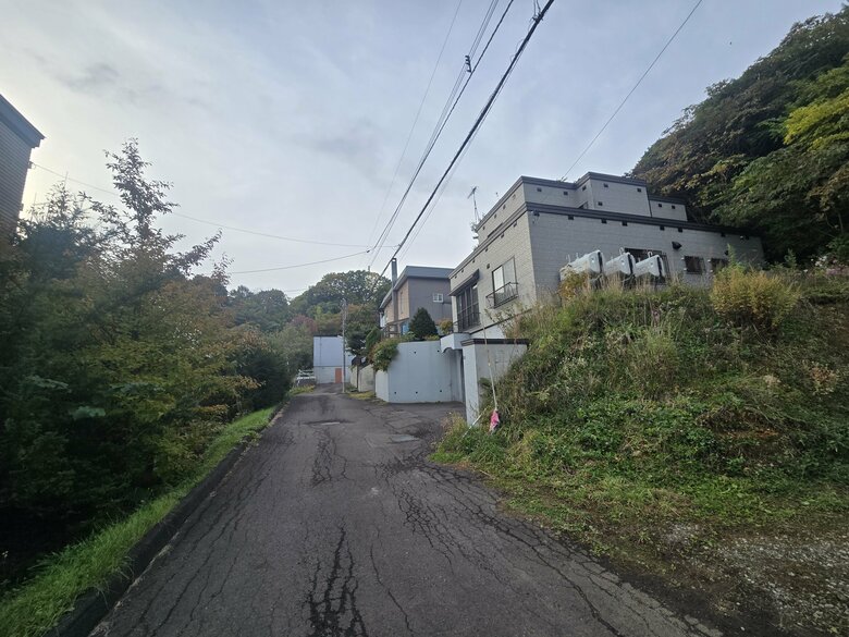 【ヒグマ速報】西区山の手の住宅街でまたクマ出没…住民が山林で体長1メートル以上の”黒い影”目撃＿今は姿見えずも警察と札幌市が早朝に緊急パトロール〈北海道〉｜FNNプライムオンライン