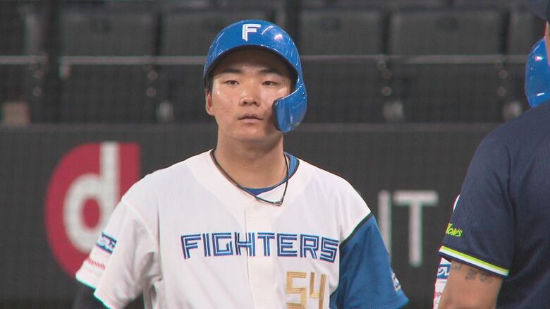 【ファイターズ】大先輩・宮西投手から「“ありがとう”と“グータッチ”」ルーキー山縣はベンチも守備範囲内！？｜FNNプライムオンライン