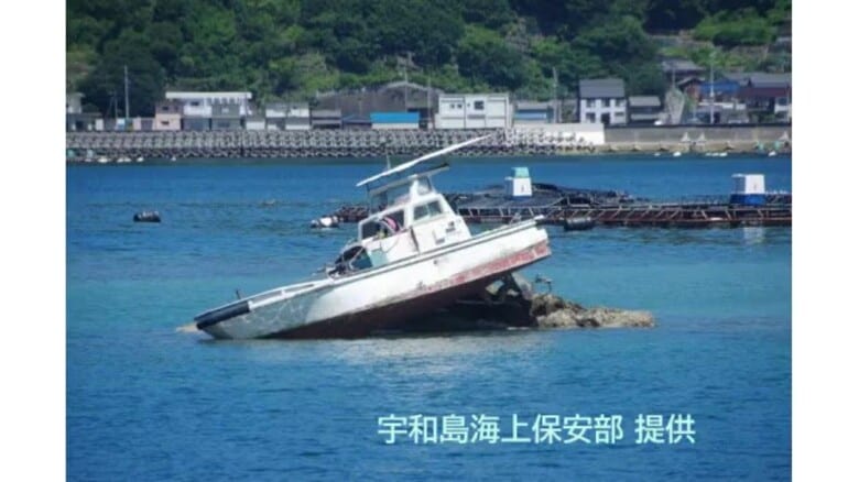 西予沖の岩場に作業船座礁　衝撃で…６８歳男性が頭の骨折る大ケガ　養殖網の掃除に向かう途中【愛媛】｜FNNプライムオンライン