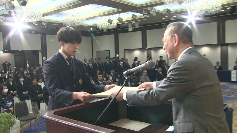 桃カステラ持参で”パラ水泳”制す 好成績の個人・団体をスポーツ表彰 アジアや世界で中高生が活躍｜FNNプライムオンライン