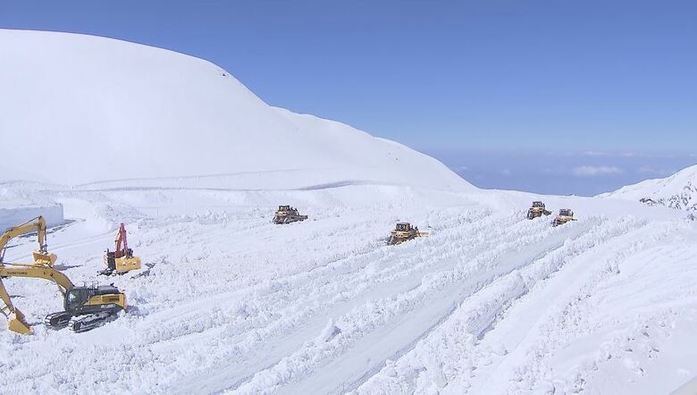 「立山黒部アルペンルート」で除雪作業進む　標高約2500ｍの富山県の室堂　「10ｍを超える雪の壁を間近で見て触って」　4月15日に全線開通｜FNNプライムオンライン