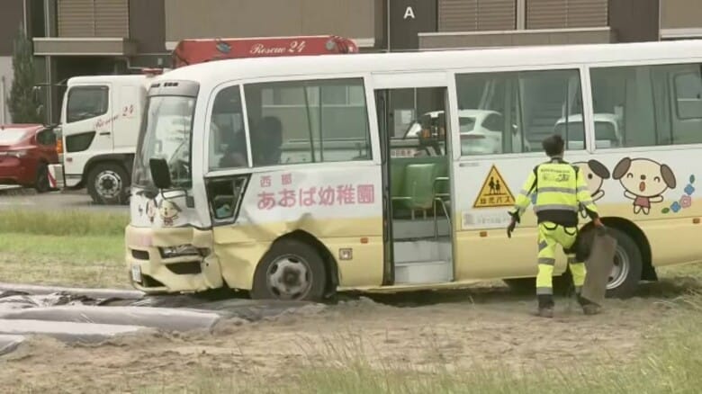 園児22人乗った幼稚園送迎バスと乗用車が衝突 園児5人を救急搬送 バス前部が損傷（鳥取・米子市）｜FNNプライムオンライン