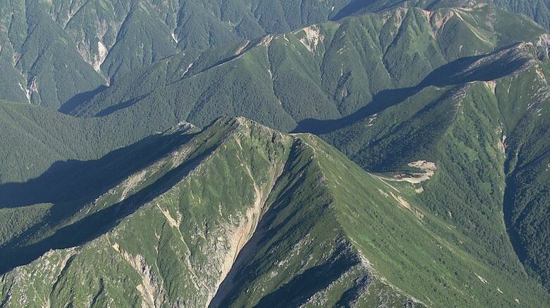 北アルプス常念岳で登山道上の階段を踏み外して転倒　東京都の66歳女性を救助　右肋骨骨折などで重傷｜FNNプライムオンライン