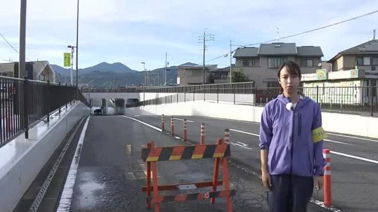 「雨のカーテンの中を走っているような状態」　清水区で車が水没　運転手は自力で脱出しケガなし　1時間に降った雨の量は93ミリを観測｜FNNプライムオンライン