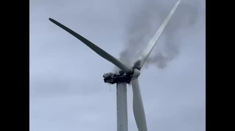 【速報】風力発電用の風車から炎と黒煙上がる…通報から1時間経過も鎮火に至らず消火活動中（鳥取・琴浦　｜FNNプライムオンライン