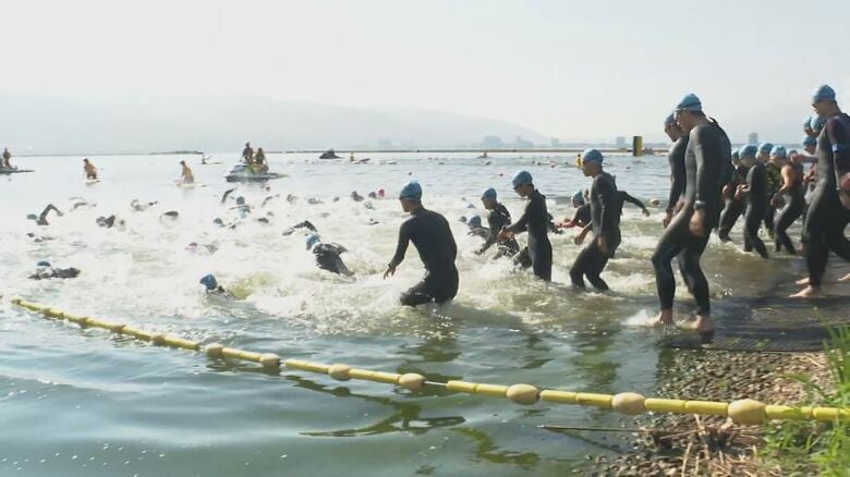 泳ぐのは諏訪湖　諏訪地域6市町村を回るトライアスロン大会　700人余がエントリー　強い日差しをものともせず激走｜FNNプライムオンライン