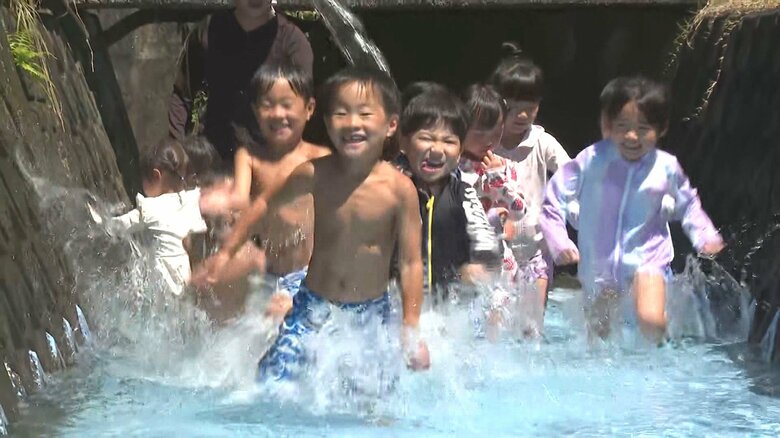 園児らが川をせき止めた“天然のプール”で水遊び 24日は東海3県全てに熱中症警戒アラート 岐阜では最高37度予想｜FNNプライムオンライン