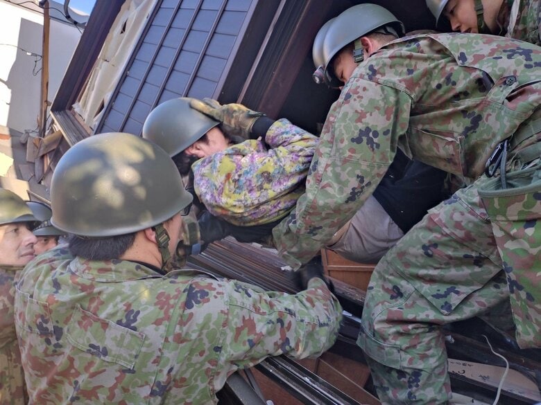 自衛隊が倒壊家屋から住民女性救助の瞬間　約1000名の隊員が活動中で被害者救出のため全力｜FNNプライムオンライン