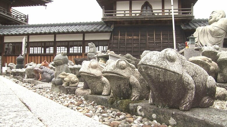 寺だけど…カエル、童の石像がずらり　「寺を開かれた場所に」参拝者を迎える住職の想い　前田利家ゆかりの「宝円寺」　福井｜FNNプライムオンライン
