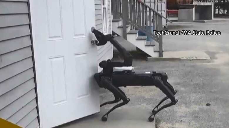 住宅に“押し入る”ロボット犬…市民団体が不安視した捜査用ロボットの使い方｜FNNプライムオンライン