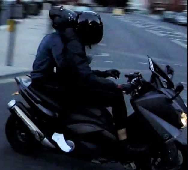 ロンドン警視庁提供 逃走中の「モベッド強盗」
