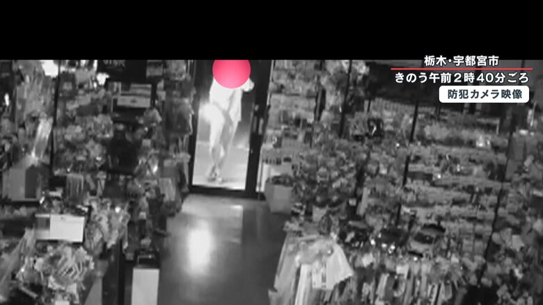 携帯電話を片手に男が店のドアの前に現れる