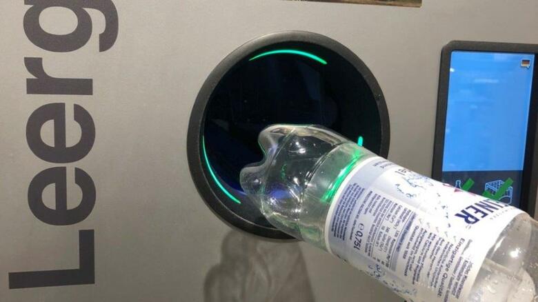 自動返却機に投入されるペットボトル